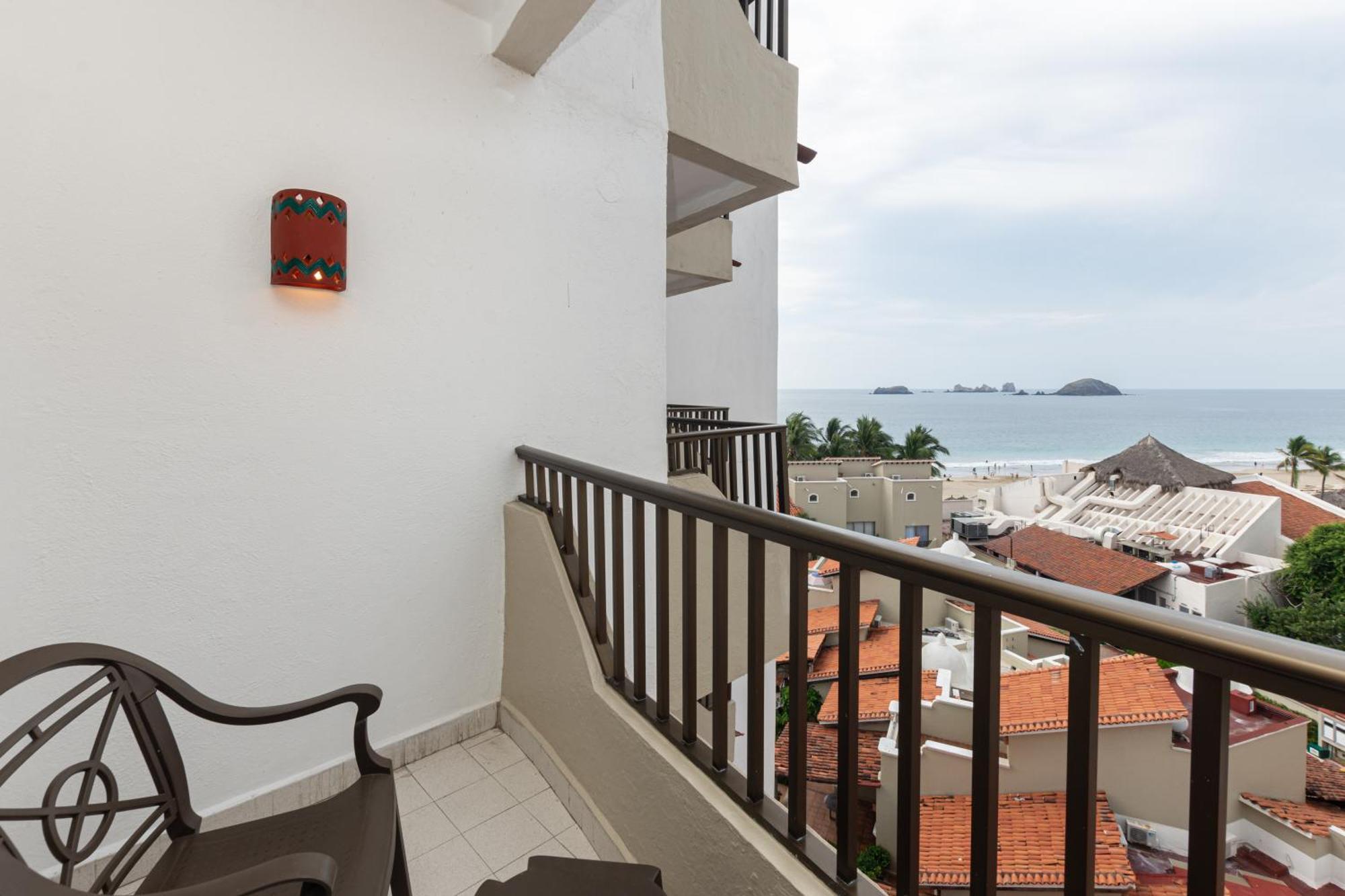 Habitación con cama doble o doble grande y vistas parciales al océano